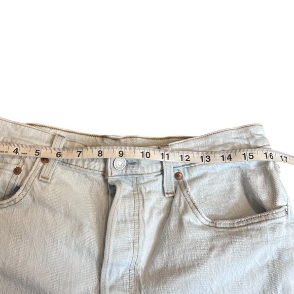 Levi's 501 Womens Mid Thigh Light Wash Jean Shorts- Size 32 - Picture 11 of 13